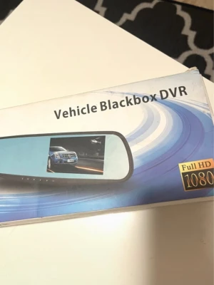 Vehicle Blackbox DVR - Vehicle Blackbox DVR med Full HD 1080P, 4.3" TFT skärm, wide-angle lens, night vision, motion detection, cyclic recording och G-sensor. Stödjer 32GB minneskort.   Aldrig använd.