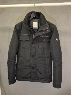 J Lindeberg field jacket fodrad  - Säljer denna supersnygga field jacka från j Lindeberg! Toppskick utan defekter! Modellen har slutat tillverkas så den är extra sällsynt och värdefull! Size xs, sitter som xs. Modellen är 179. Passar bäst på ca 175cm! Den är fodrad och är riktigt perfekt för vinter/höst! Hör av dig vis minsta fundering 😀