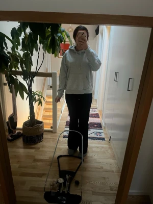 Grå hoodie - Säljer den här gråa hoodien för ja andvänder aldrig den