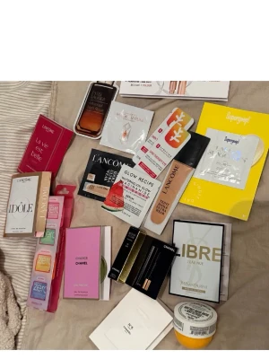 Tester  - Testförpackning av Lancome Teint Idole Ultra Wear foundation i beige nyans. Flytande formula som ger en jämn och naturlig finish. Perfekt för att testa innan köp av fullstorlek. Smidig att ta med i väskan.