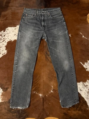 Vintage Levis 615 - Tjena! Säljer dessa riktigt feta Levis 615, byxorna är i fint skick med snygga slitningar och fades, W36/L34, hör av dig vid funderingar!🙌