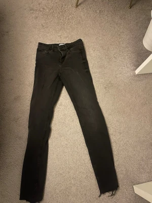 Svarta mid waist jeans - Säljer ett par svarta mid waist jeans från Zara med lite bootcut modell som inte säljs länge, det är för stora för mig, så kommer inte till användning. 