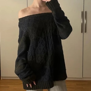 Stickad tröja  - Kabelstickad tröja från Cubus, Storlek L men jag som är storlek S har den off shoulder