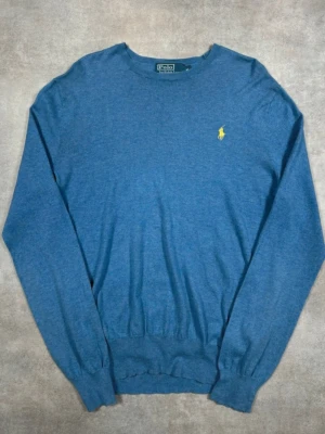 Blå stickad tröja Polo Ralph Lauren - Snygg blå stickad tröja från Polo Ralph Lauren. Tröjan är i perfekt skick. Säljer den endast för att den är lite för liten för mig.