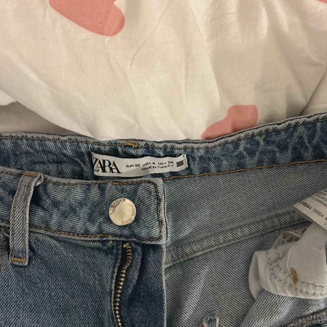 Blå ripped jeans från Zara - 1