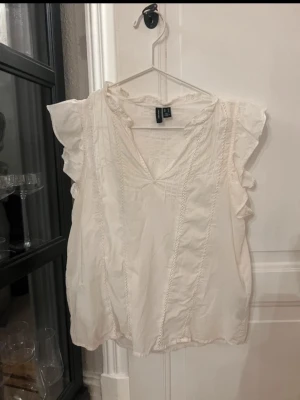 Vero Moda Blus - Jättesöt vit blus från vero Moda med volanger på axlarna & v-ringning. Sparsamt använd 