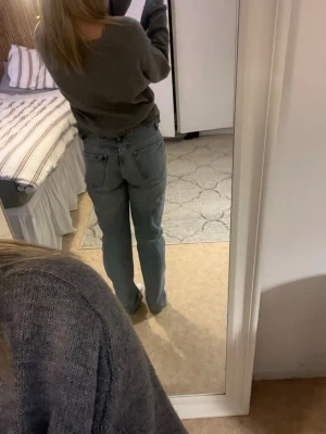 Blå raka jeans från Zara, strl 38 - Säljer ett par klassiska blå jeans från Zara i storlek 38. Jeansen har rak passform, normal midja och fem fickor. Materialet är jeans i bomull och färgen är ljusblå. Perfekta för en chill och avslappnad stil.