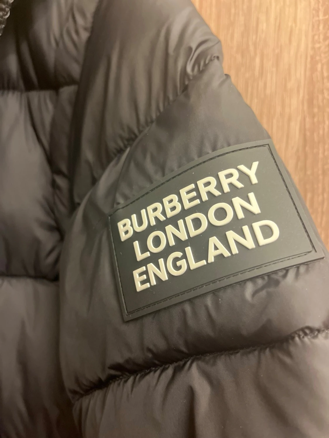 Svart Burberry pufferjacka med rutig krage - 3