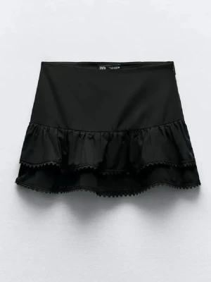 Svart volangkjol från Zara - Helt ny, med prislapp på. Säljes pågrund av för liten. Jätte fin svart kortkjol från Zara med snygga volangdetaljer och dekorativ spetskant längst ner. 