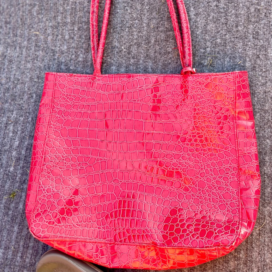 Röd croco-inspirerad axelväska - 2