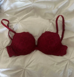 Intimissimi BH - Säljer min jättefina intimissimi bh i storlek 75B modell Bellissima, då den aldrig kommit till användning. Tror även intimssimi slutat sälja just denna färg!🥰🫶🏼