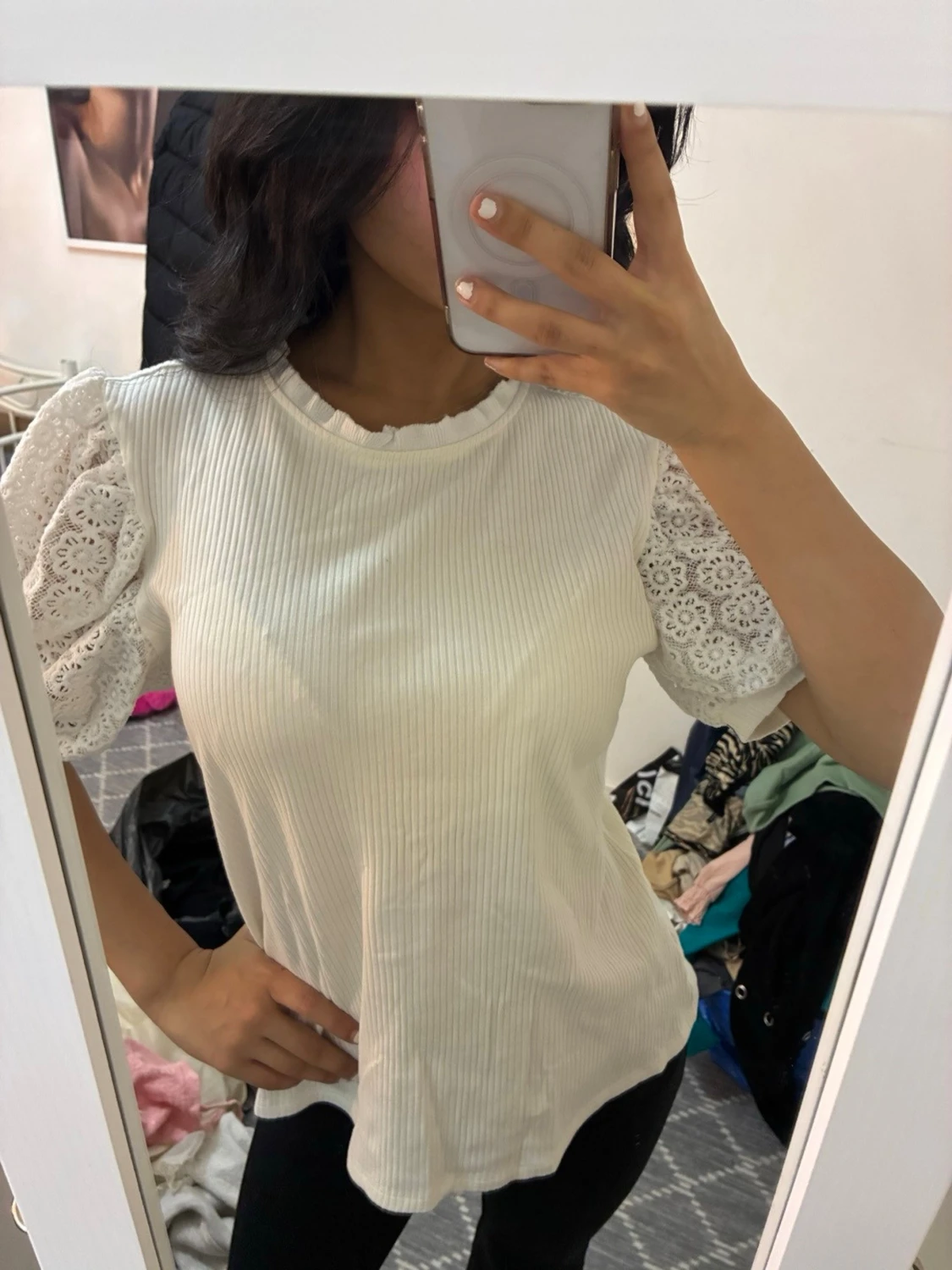 Vit blus med puffärmar och spets - 1