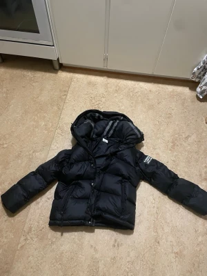 Burberry jacka - Svart burberry jacka 2 in 1 jacka som är jätte bra till det kalla vintern!!!