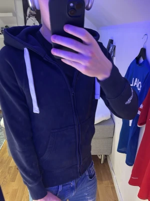 Ziphoodie från russemerch - Säljer denna nästan helt oanvända mörkblåa ziphhoodie från russemerch, storlek S. 