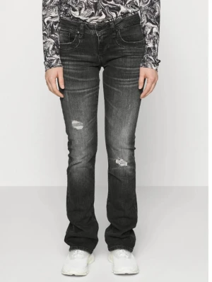 LTB Valerie Jeans - Säljer mina LTB Valerie Jeans som är köpa 2022 som inte finns att köpa längre. De är i acceptabelt skick då de är använda och förekommer defekter. Ett av de konstgjorda hålen är trasigt (men inget man lägger märke till), och de finns defekter längst ned på byxorna. Säljer pga att de inte passar mig längre. De är mörkgråa, low waist och bootcut. Super fina och bekväma jeans!🎀