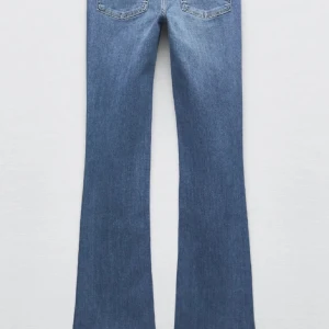 zw bootcut lågmidjade jeans från Zara - Jättefina lågmidjade jeans från Zara som inte säljs inte längre. Jeansen är i en väldigt fin blå färg som passar till det mesta och har en bekväm passform❤️ 