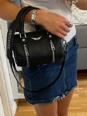 Blå jeanskjol - Snygg blå jeanskjol från Denim Collection med slitna detaljer och fransig kant nertill. Passar XXS-XS, den har även justerbar midja. 