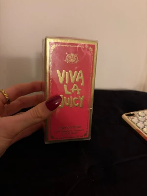 Viva La Juicy parfym  - Juicy Couture Viva La Juicy Eau de Parfum Spray.  Perfekt storlek att ta med i väskan och en ikonisk design som sticker ut. Snygg present eller till dig själv!  
