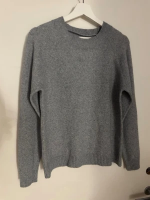Grå stickad tröja från Vero Moda - Mysig grå stickad tröja från Vero Moda med rund hals💞