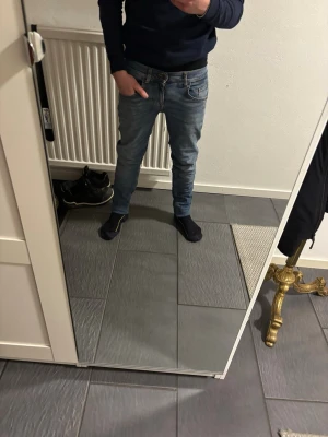 Slim blå jeans 28/32 Italien - Säljer ett par snygga slim fit jeans i ljusblå tvätt, tillverkade i Italien. Klassisk femficksmodell med normal midja och smal passform hela vägen ner. Perfekta till sneakers och hoodie för en clean look.