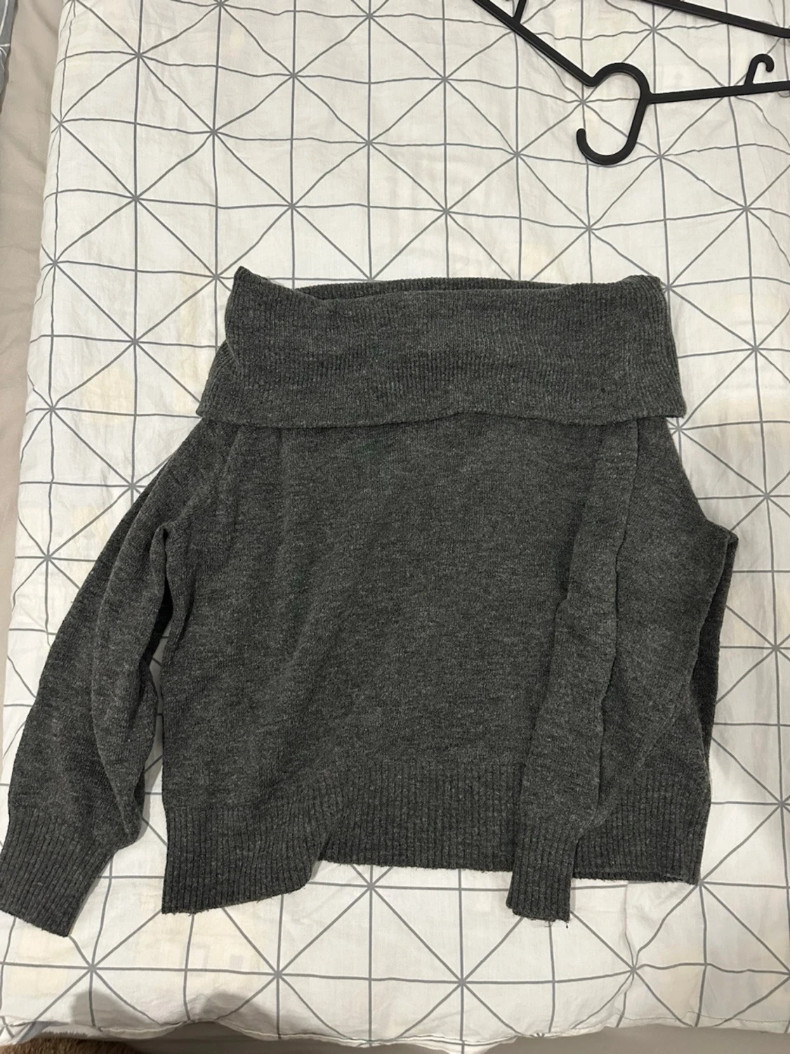 Mörkgrå offshoulder stickad tröja H&M