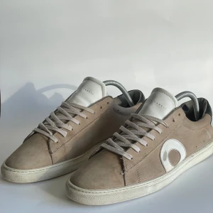 Oliver Cabell Low 1 ”Fog” - Säljer nu ett par Oliver Cabells för endast 799kr! Skorna har cirkelformad sidodetalj, svart hälparti, synliga grova stygn. Skorna är i 5,7/10 skick och tillbehör med kommer ej. Vid några frågor det är bara att kontakta!🤩🌟