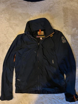 Parajumper Vindjacka storlek XS - Säljer min Parajumper i väldigt bra skick, perfekt till höst och vår.
