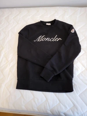 Svart sweatshirt från Moncler M - Mycket fin orginal sweatshirt från Moncler I toppenskick. Knappt använd den. Storlek M. Sitter som den ska