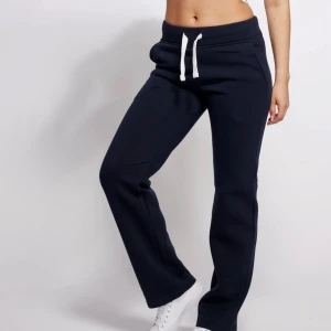 Russemerch Sweatpant girl straight leg navy S - Säljer ett par Russemerch Sweatpant girl straight leg navy i storlek S. Fick de i julklapp- helt nya med etiketter men tyvärr för korta för mig. 