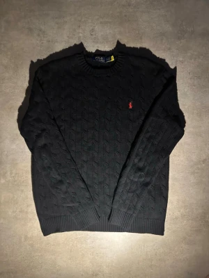 Svart stickad tröja från Polo Ralph Lauren - Hör av vid minsta fundering 💫