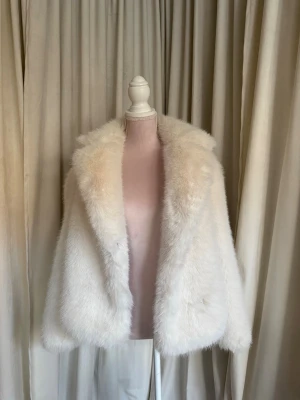 Vit pälsjacka från Zara, storlek S - Säljer en vit pälsjacka från Zara i storlek S. I princip helt ny och i topp skick!