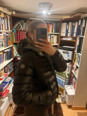 Pufferjacka - Köpt för två år sedan och använt väldigt lite. Inga bruksspår på jackan. Colmar i storlek 50, men jag brukar ha storlek L i jackor och den här är lite för liten för mig. Ordinarie pris cirka 400 € och den här modellen säljs för närvarande inte på Colmars webbplats.