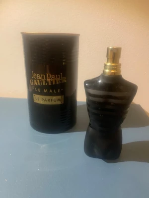 Jean Paul Gaultier Le Male 100ml - Stilren och ikonisk parfym med svart design från Jean Paul Gaultier. Le Male Le Parfum är ett populärt val bland unga, perfekt för dig som vill sticka ut med en klassisk look.