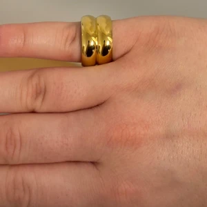 Rostfritt stål ring - Ring i rostfritt stål med 18k guldplätering. Aldrig använd då den är för liten för ringfingret där jag hade velat ha den. Köpt i Spanien för 20 euro. Ringen är vattentät och i storlek 17.5