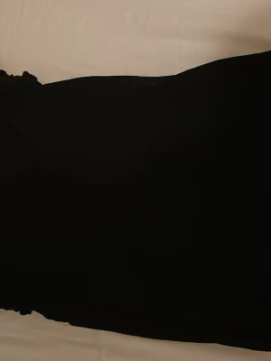 Svart ärmlös topp med volang - Säljer en svart topp med volag  från Cubus  i storlek XS. Perfekt att styla med jeans eller kjol för en cool look. En av mina favoriter tröjor går också styla till allt både jeans, kjol osv.  supersöt fest topp🥹
