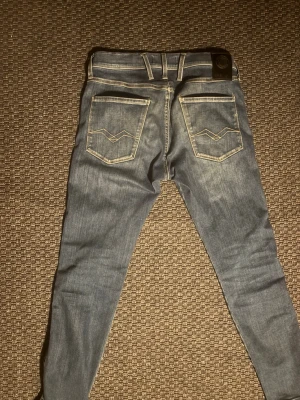 Replay jeans i blå denim, storlek 32 - Säljer ett par Replay jeans i modellen annars, storleken är 32/32. Det är fint skick på dem