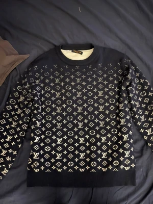 Louis vuitton sweatshirt - Mörkblå och vit louis vuitton sweatshirt i storlek xs, använd fåtal gånger för bara 1300kr