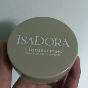 Isadora Loose Setting Powder - Säljer detta fina löspudret från Isadora. Pudret är ljust och passar de flesta hudtoner. Säljer då den inte kommit till användning, endast provad. Locket inuti har tyvärr tappats bort, går dock fortfarande att användas 😊
