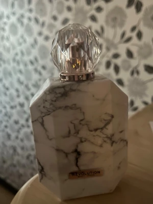  Timeless - Revolution - Parfym från revolution, väldigt unik doft men säljes pga allergi🌸endast testad. Nypris : 200kr