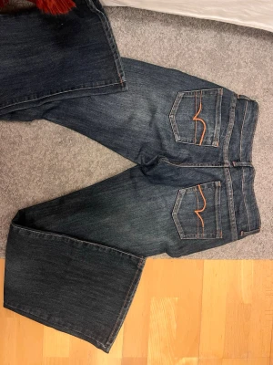 Mörkblå bootcut jeans  - Snygga mörkblå jeans från X-Mail i bootcut-modell med lågmidja. Säljer då de inte kommer till användning 💖