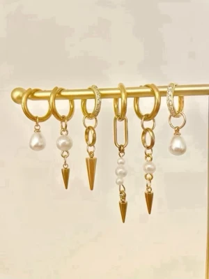 Örhängen  - Laika💕💕💕egengjorda och designade örhängen i rostfritt stål, gjorda med kärlek. 129 kr/par, 139 kr/ glittriga par. Erbjudande på alla örhängen på bild 4 & 5🥰 110 kr/par, 195 kr/2 par. Erbjudande bild 6: alla 4 paren på bilden för 270 kr 