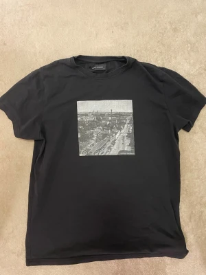 Svart t-shirt Clean Cut Copenhagen M - Svart t-shirt från Clean Cut Copenhagen i storlek M helt oanvänd bara att skriva ifall du har några frågor!