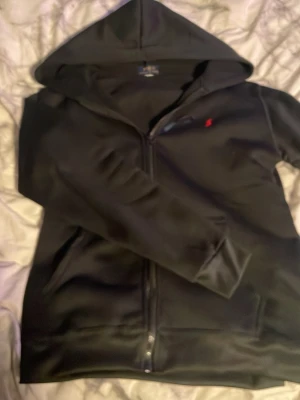 Ralph lauren zip up - Äkta Ralph lauren zip up använd två gånger! Stilren och perfekt för dig som gillar att ha stil🤙🏼