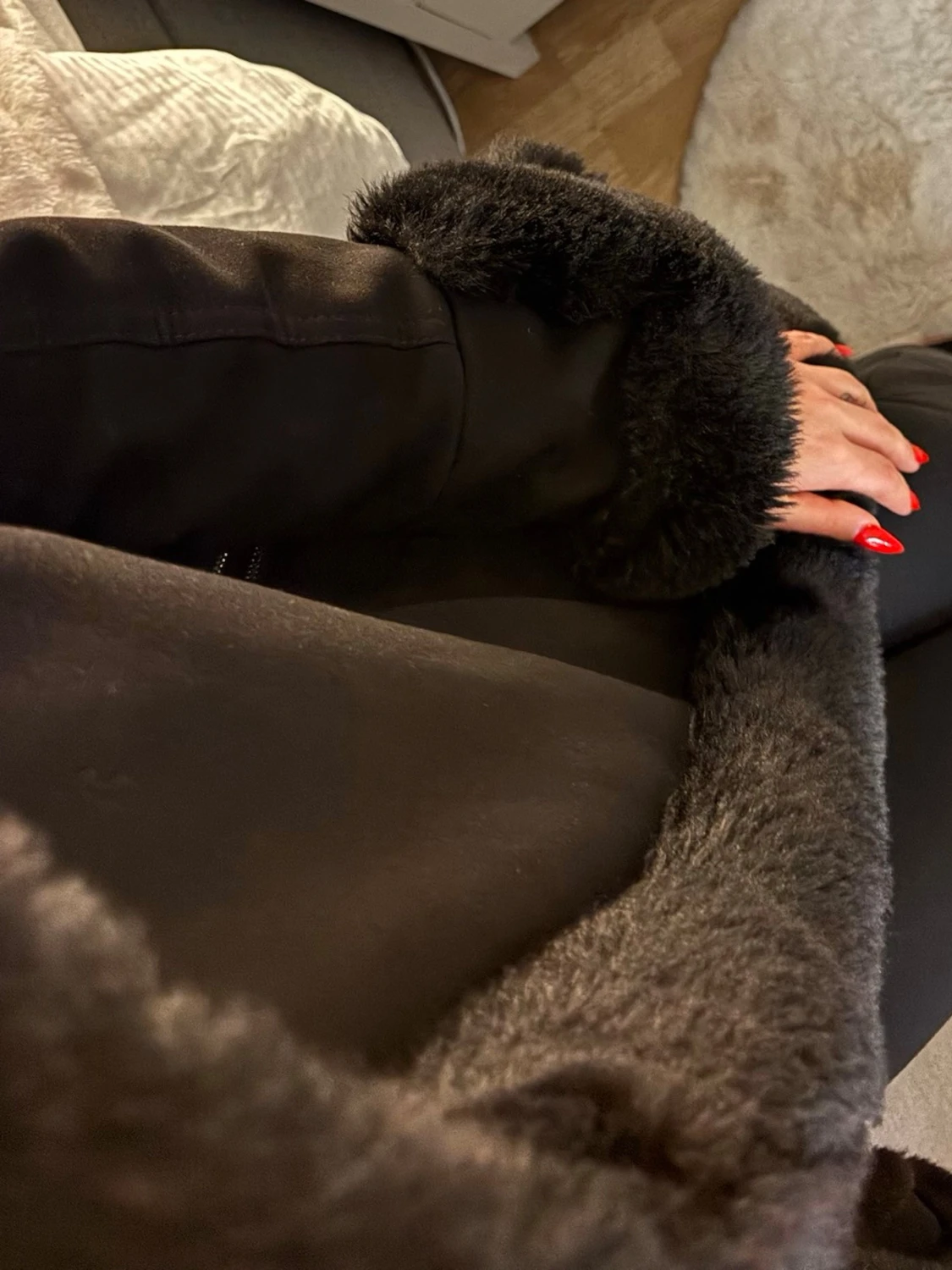 Svart pälsjacka med stor huva - 1