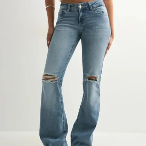 Ultra low waist jeans med slitna hål vid knäna - Snygga jeans med slitna hål vid knäna, byxorna är väldigt low waist och är i storlek. Jag har inte använt dom så mycket därav är de i ett fint skick! Nypris 699, mitt pris 