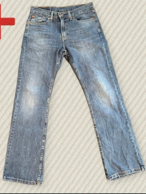 Levi's 527 bootcut jeans blå W30 L32 - Riktigt snygga Bootcut Levis i modellen 527! Storlek: 30/32 Fint skick inga märkbara defekter. Skriv om du har frågor! Mått: Midja - 40 cm, Lår - 29 cm, Innersöm - 78 cm, Yttersöm - 105 cm, Benöppning - 22 cm