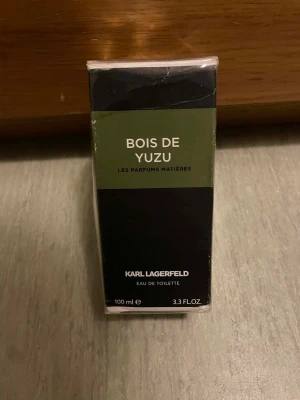 Karl Lagerfeld Bois de Yuzu - Bois de Yuzu Eau de Toilette från Karl Lagerfeld, 100 ml. Ingredienser: alkohol, vatten, limonene, benzophenone-3, citronellol, geraniol, linalool m.fl. Tillverkad i Frankrike. Snygg och modern parfym för dig som vill sticka ut.