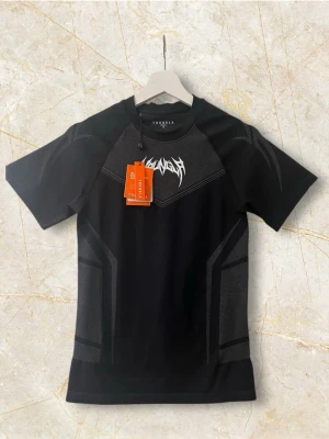 YoungLa Warrior Compression Tee - Efterfrågad compression tee från YoungLa i storlek M. Helt oanvänd med prislapp.