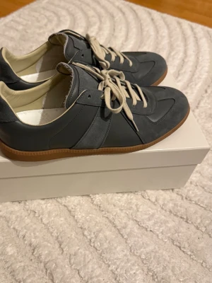 Maison Margiela Gats - Mm Gats i grå. Storlek 43. Skick: Som nya, 9-9.5/10. All og. 