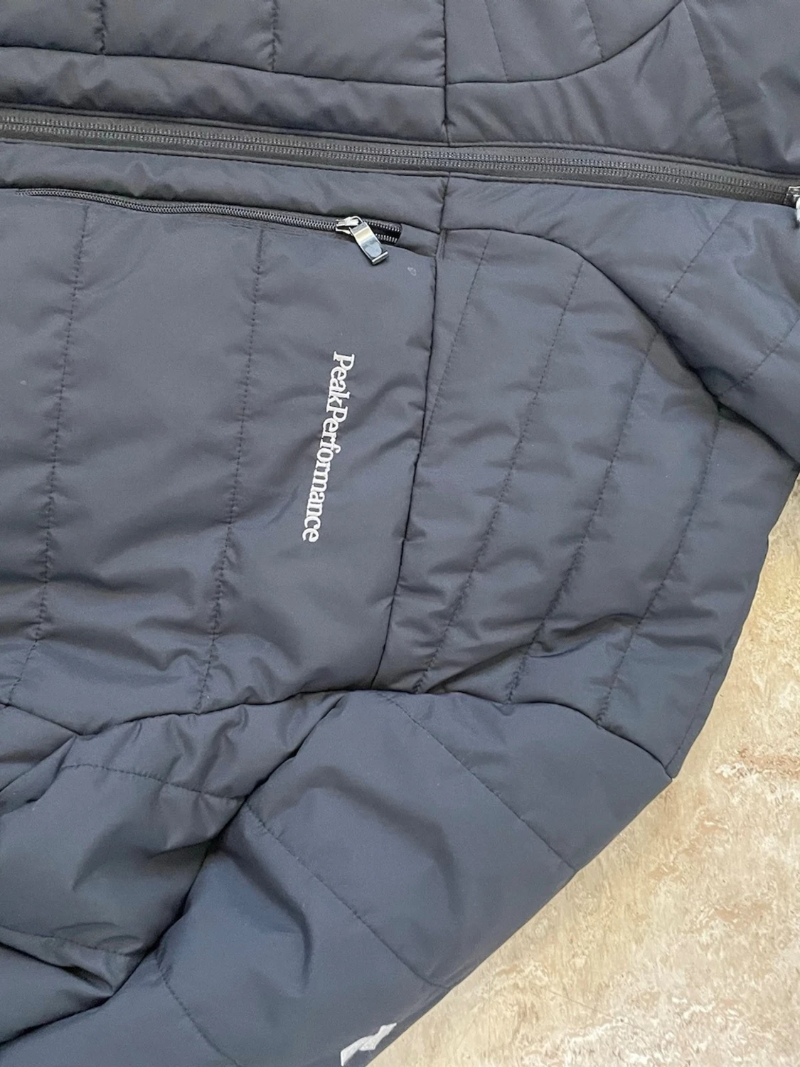 Svart pufferjacka från Peak Performance - 4